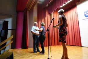 Odprtje razstave 110602019, Alenka S L je podarila zupanu sestavljanko, foto Franc Pepelnak Pep (7)